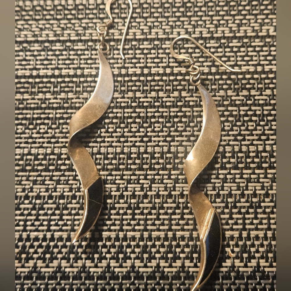 VTG.STERLING&ONYX EARRINGS.FAB TWISTED DESIGN,2"LONG.UNIQUE,COMFY& LIGHT!♡